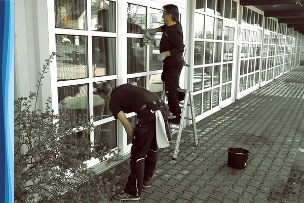 Teamarbeit bei der Glasreinigung wird groß geschrieben
