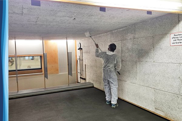 Reinigen der Hallendecke von Pulverrückständen