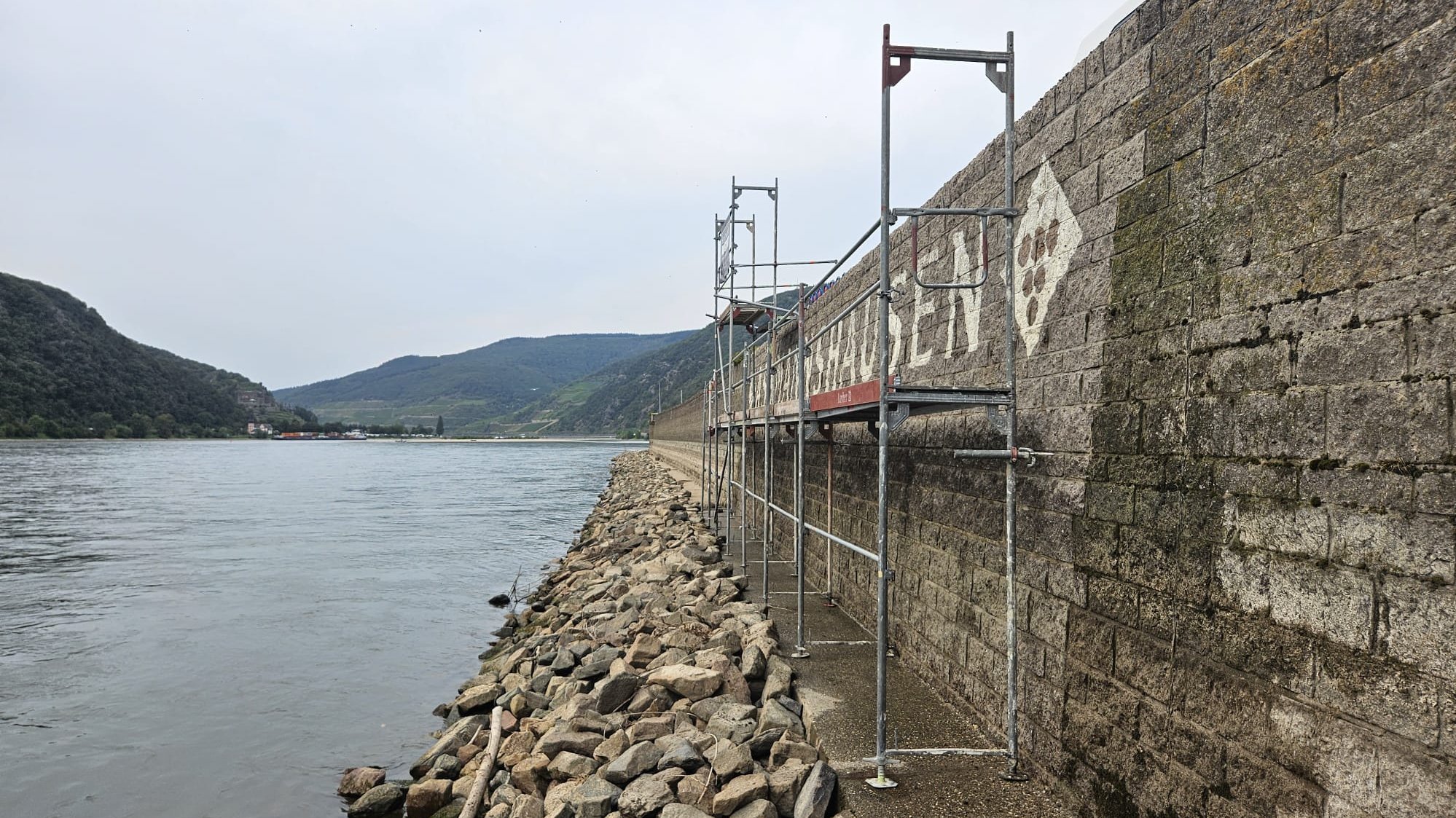 Rheingau - Fassadenreinigung am Rhein