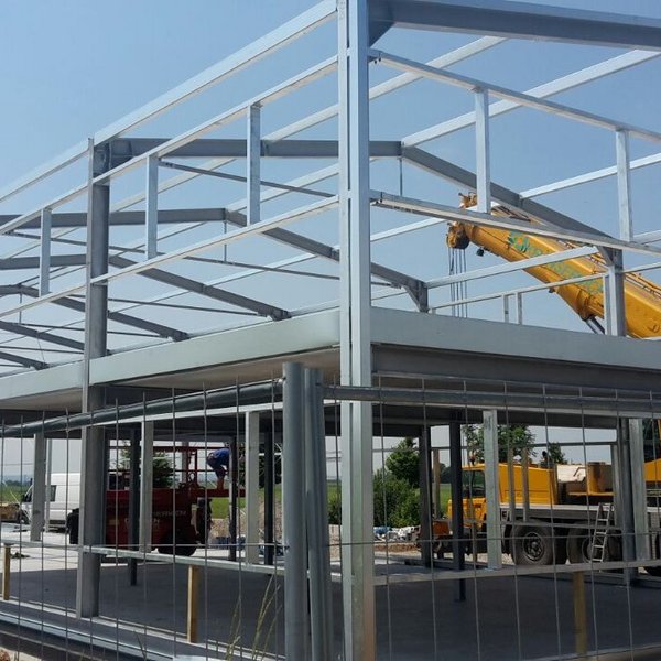 Betonplatte des ersten Obergeschosses wird gebaut