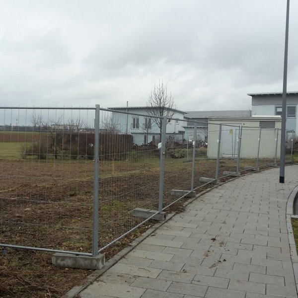 Bauzaun rund um das Firmengrundstück